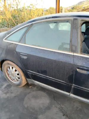 Foto de PUERTA TRASERA DERECHA AUDI A6 BERLINA (4B2) 1.8 20V Turbo (150 CV / 110 KW)