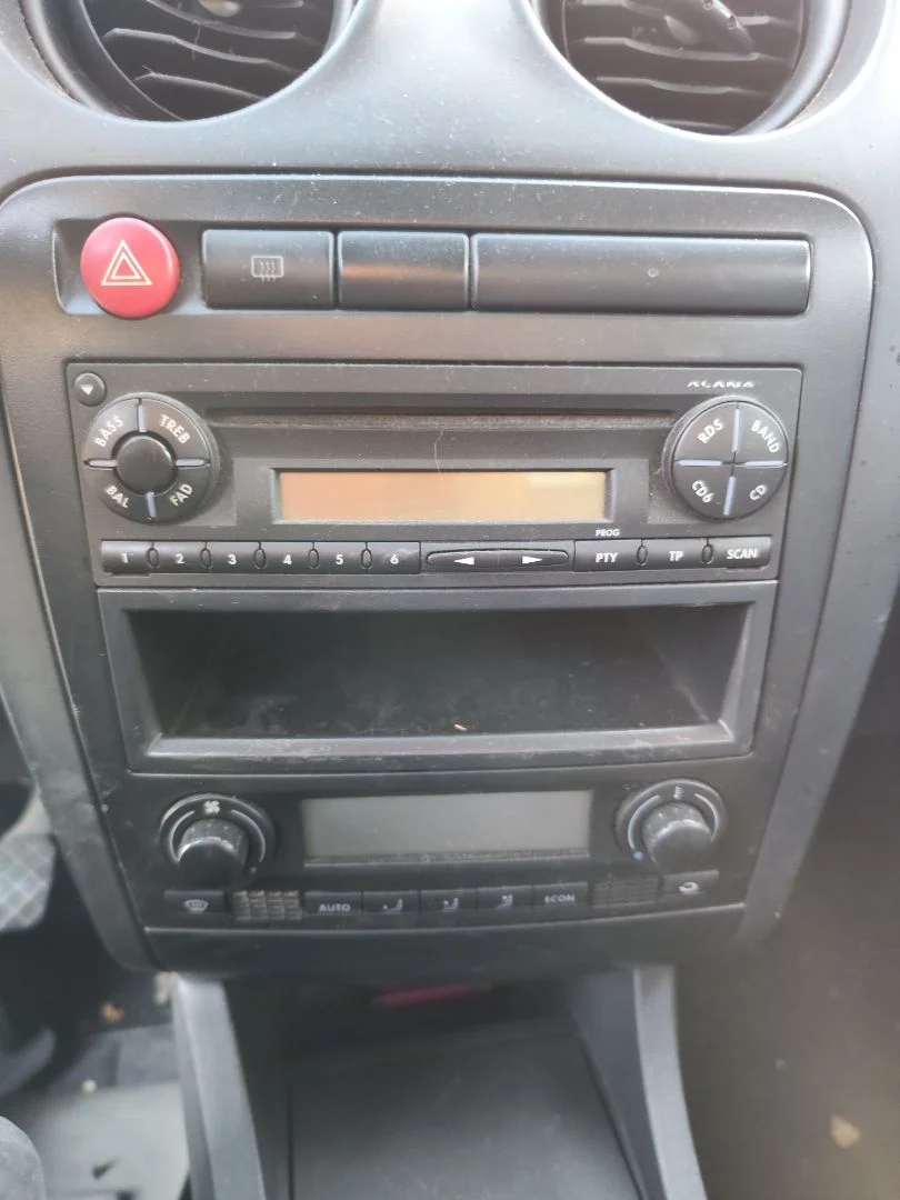 Foto de SISTEMA AUDIO / RADIO CD SEAT CORDOBA BERLINA (6L2) 1.4 16V (75 CV / 55 KW)