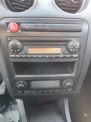 Foto de SISTEMA AUDIO / RADIO CD SEAT CORDOBA BERLINA (6L2) 1.4 16V (75 CV / 55 KW)