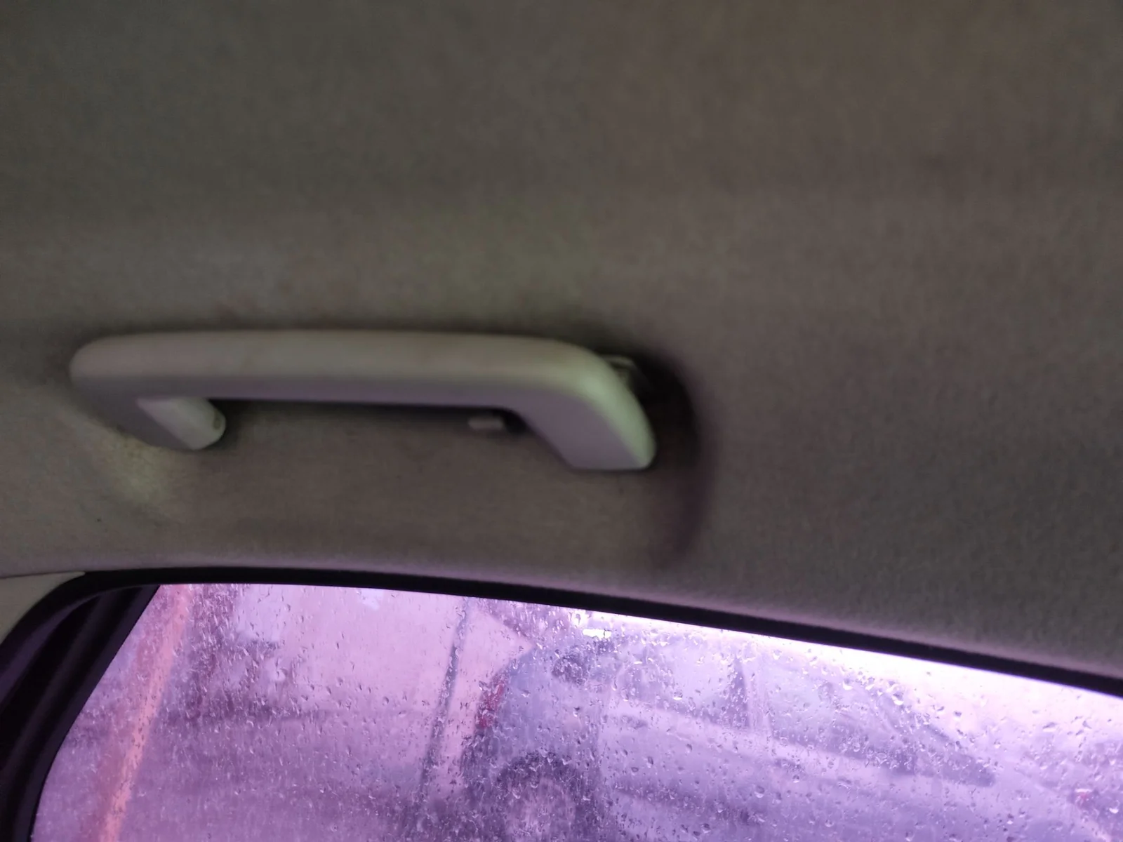 Foto de ASIDERO TECHO TRASERO IZQUIERDO FORD FOCUS BERLINA (CAP) 1.6 TDCi CAT (90 CV / 66 KW)