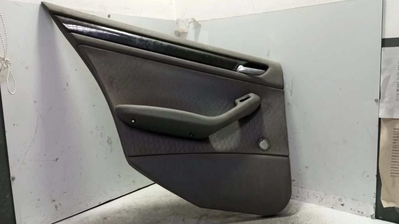 Foto de GUARNECIDO PUERTA TRASERA IZQUIERDA BMW SERIE 3 BERLINA (E46) 2.0 16V Diesel CAT (136 CV / 100 KW) referencia 8224379