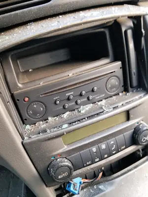 Foto de SISTEMA AUDIO / RADIO CD RENAULT LAGUNA II (BG0) 1.9 dCi Diesel CAT (101 CV / 74 KW)