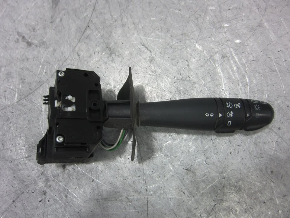 Foto de MANDO LUCES RENAULT CLIO II FASE II (B/CB0) 1.2 (58 CV / 43 KW) referencia 7701047551