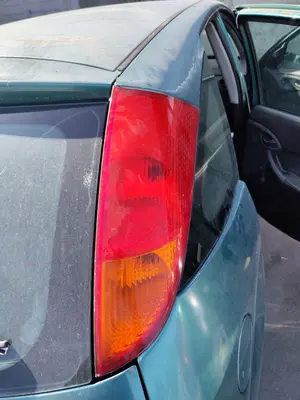 Foto de PILOTO TRASERO DERECHO FORD FOCUS BERLINA (CAK) 1.6 16V CAT (101 CV / 74 KW)