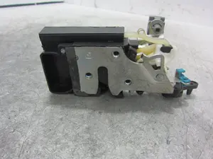 Foto de CERRADURA PUERTA TRASERA DERECHA CHEVROLET AVEO BERLINA 1.4 CAT (94 CV / 69 KW) referencia A046818