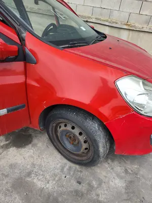 Foto de ALETA DELANTERA DERECHA RENAULT CLIO III 1.5 dCi Diesel CAT (86 CV / 63 KW)