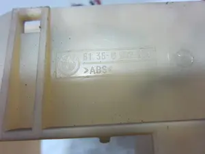 Foto de CAJA RELES / FUSIBLES BMW SERIE 3 BERLINA (E46) 2.0 16V Diesel CAT (136 CV / 100 KW) referencia 61356902269 foto 3
