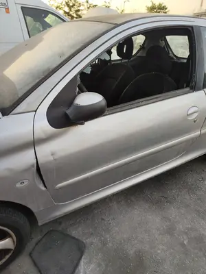 Foto de PUERTA DELANTERA IZQUIERDA PEUGEOT 206 1.6 16V CAT (109 CV / 80 KW) referencia 9002K6 foto 2