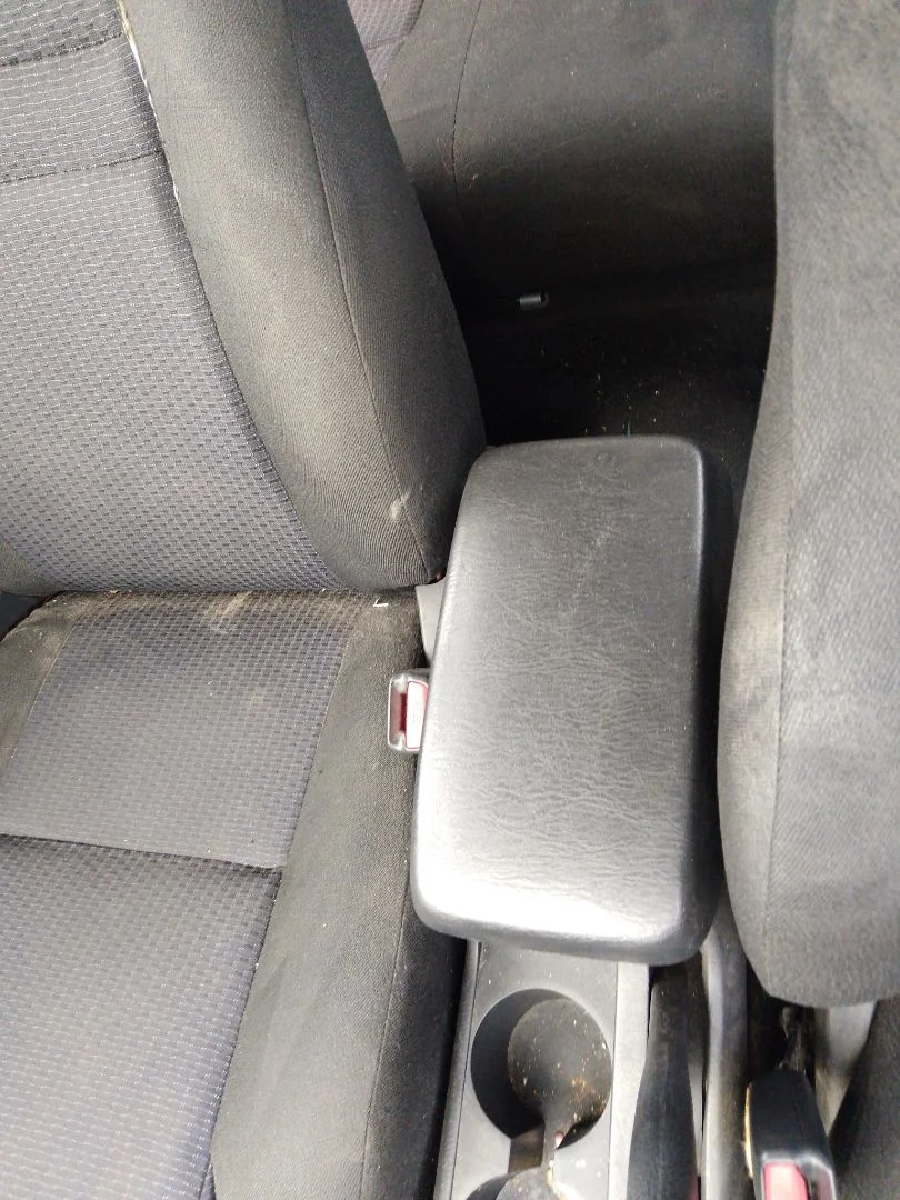 Foto de APOYABRAZOS CENTRAL TOYOTA COROLLA (E12) 1.4 16V CAT (97 CV / 71 KW)