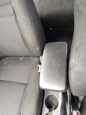 Foto de APOYABRAZOS CENTRAL TOYOTA COROLLA (E12) 1.4 16V CAT (97 CV / 71 KW)