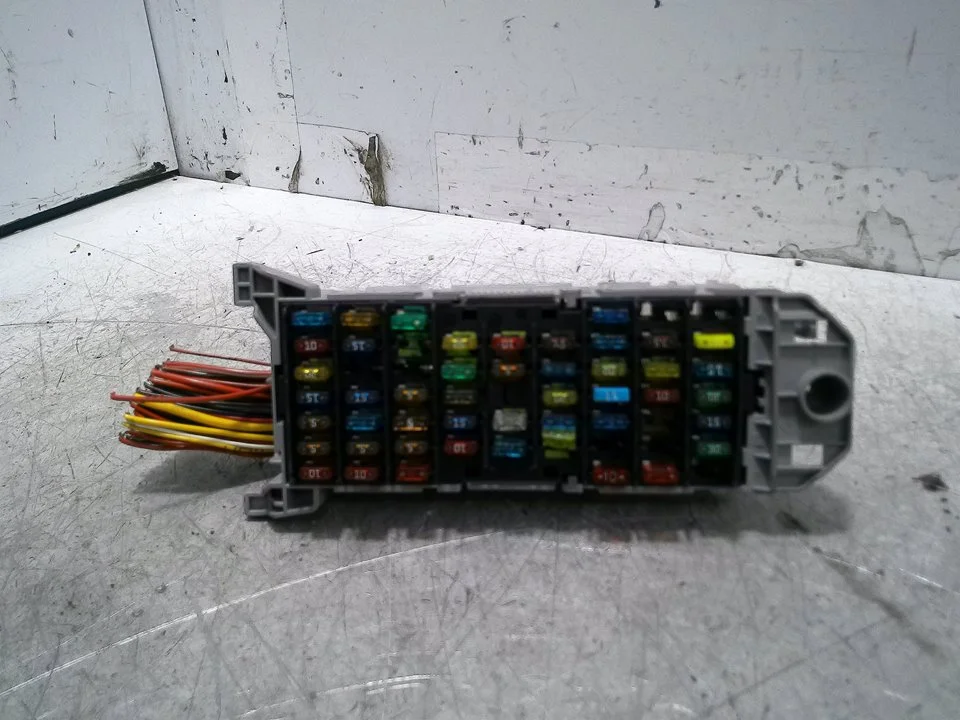 Foto de CAJA RELES / FUSIBLES OPEL MERIVA 1.7 16V DTI CAT (Y 17 DT / LR6) (75 CV / 55 KW) referencia 93332763