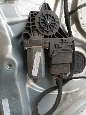 Foto de ELEVALUNAS TRASERO IZQUIERDO VOLKSWAGEN PASSAT BERLINA (3B3) 1.9 TDI (131 CV / 96 KW) referencia 3B5839755 foto 4