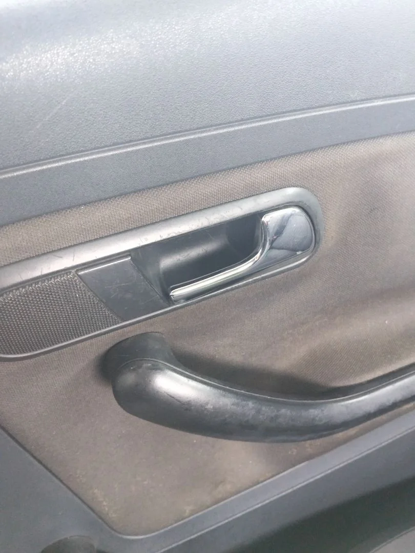 Foto de MANETA INTERIOR TRASERA DERECHA SEAT CORDOBA BERLINA (6L2) 1.9 SDI (64 CV / 47 KW) referencia 6L4839114J FKZ