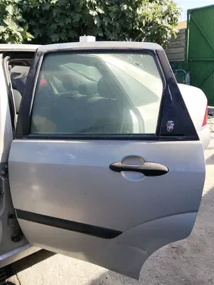 Foto de PUERTA TRASERA IZQUIERDA FORD FOCUS BERLINA (CAK) 1.6 16V CAT (101 CV / 74 KW) referencia 1430139