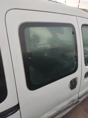 Foto de LUNA TRASERA DERECHA RENAULT KANGOO I (F/KC0) 1.2  (58 CV / 43 KW)