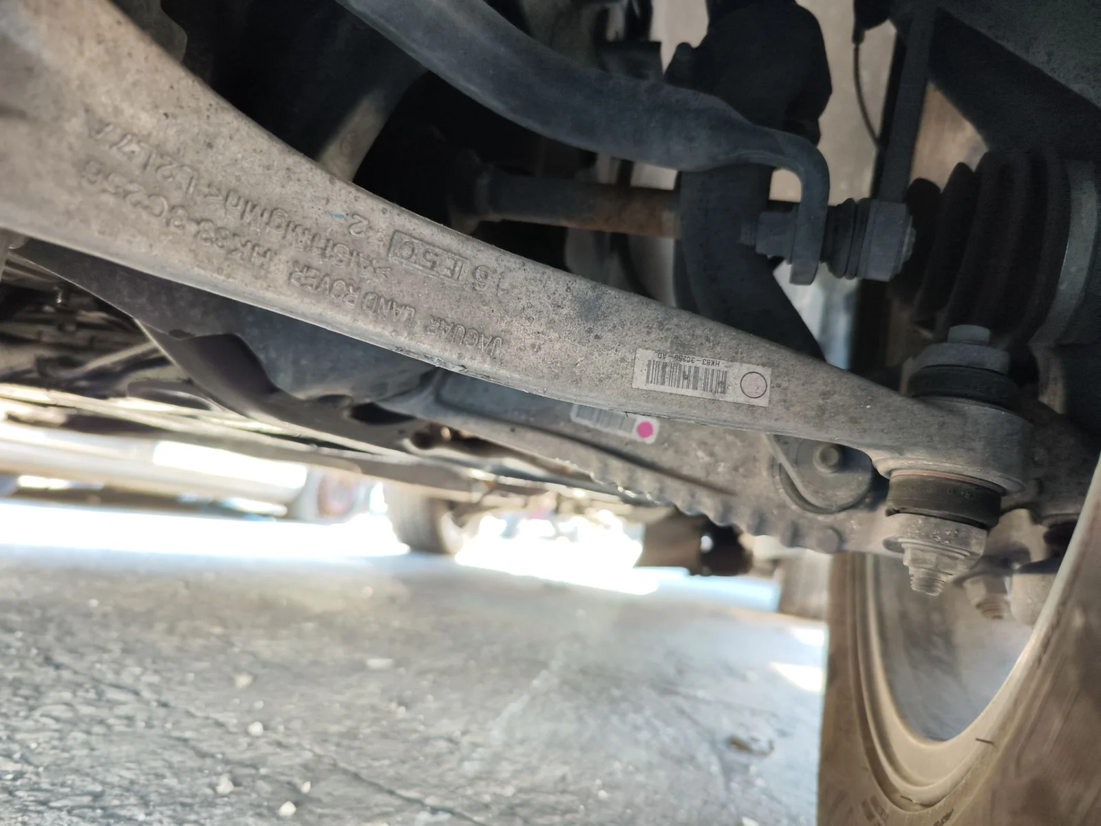 Foto de BRAZO SUSPENSION DELANTERO IZQUIERDO JAGUAR F-PACE 3.0 V6 Diesel CAT (301 CV / 221 KW)