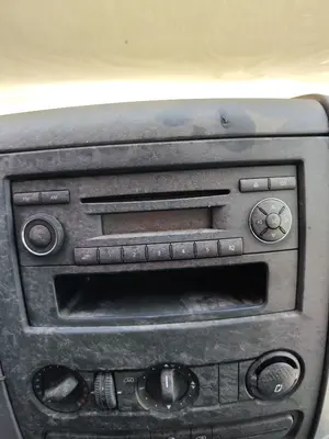 Foto de SISTEMA AUDIO / RADIO CD MERCEDES-BENZ SPRINTER II FURGÓN 2.1 CDI CAT (88 CV / 65 KW)