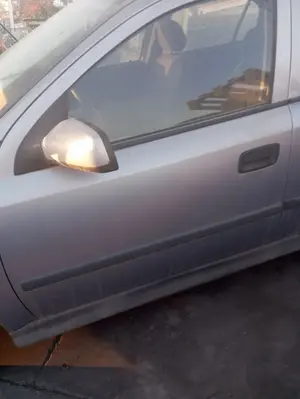 Foto de PUERTA DELANTERA IZQUIERDA OPEL ASTRA G BERLINA 1.6 CAT (Z 16 SE / L55) (84 CV / 62 KW) referencia 13116451