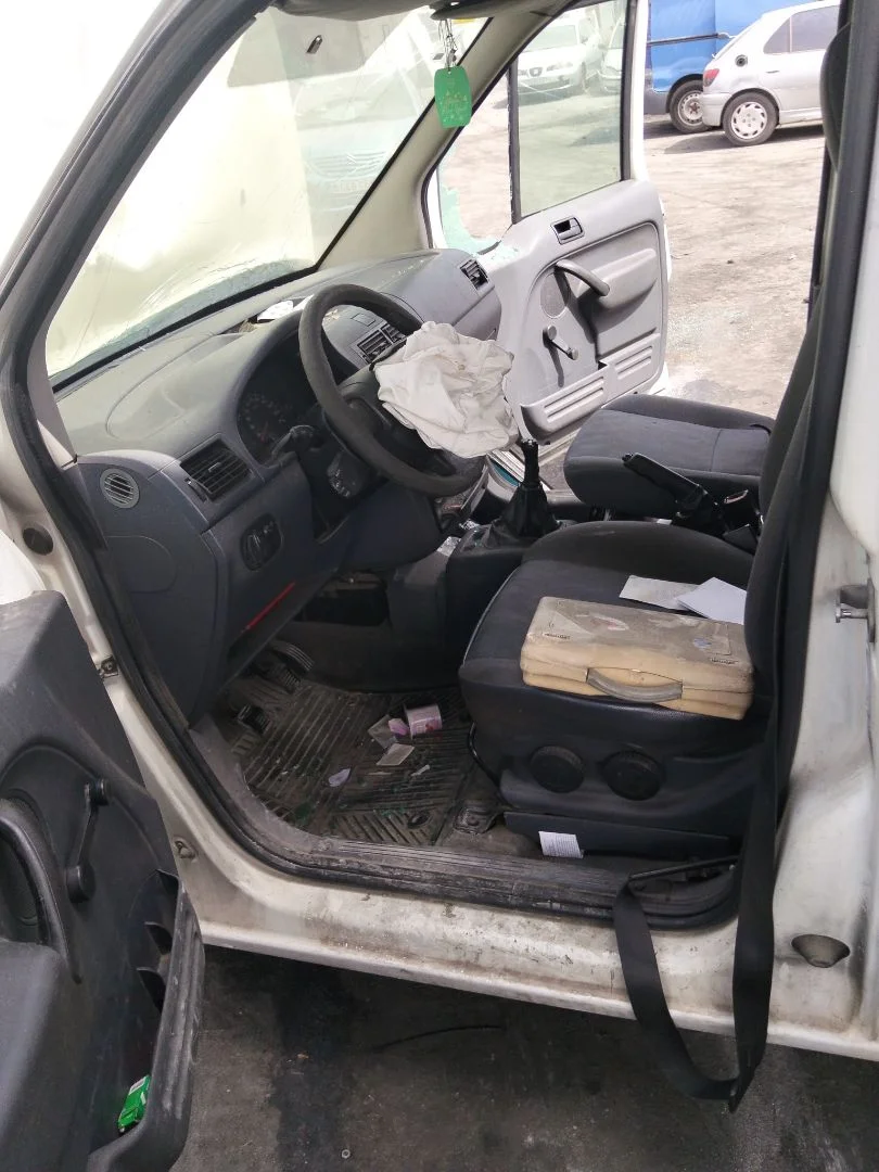 Foto de GOMAS CONTORNO PUERTA FORD TRANSIT CONNECT (TC7) 1.8 TDCi CAT (110 CV / 81 KW)