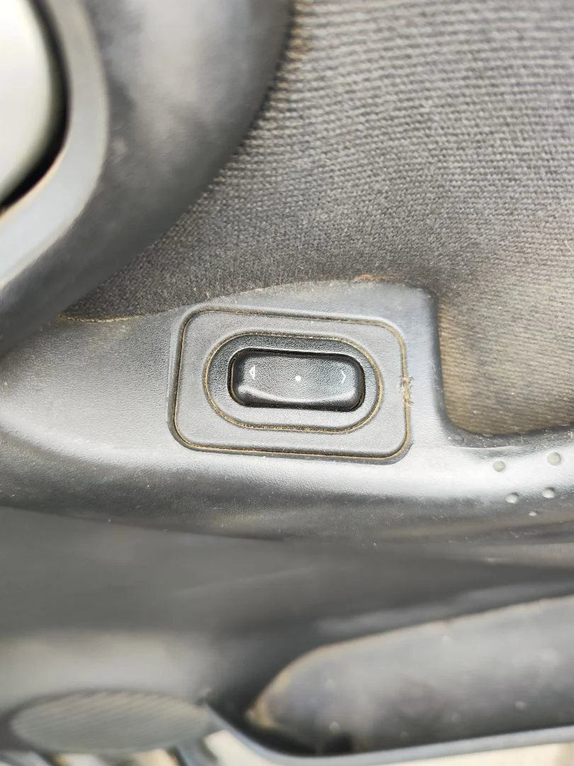Foto de MANDO ELEVALUNAS DELANTERO DERECHO OPEL CORSA C 1.2 16V CAT (Z 12 XEP / LB4) (80 CV / 59 KW)