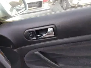 Foto de MANETA INTERIOR DELANTERA DERECHA VOLKSWAGEN PASSAT BERLINA (3B3) 1.9 TDI (131 CV / 96 KW)