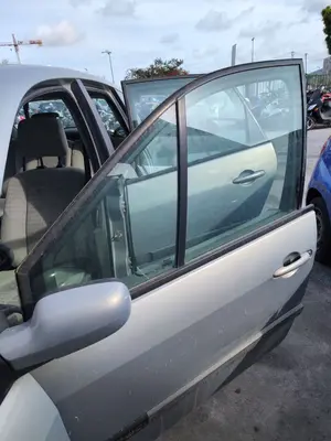 Foto de LUNA DELANTERA IZQUIERDA RENAULT SCENIC II (JM) 1.9 dCi Diesel (120 CV / 88 KW) referencia 8200120589