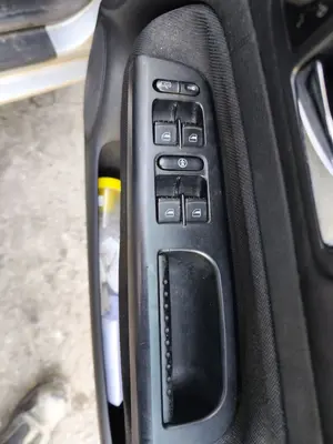 Foto de MANDO ELEVALUNAS DELANTERO DERECHO VOLKSWAGEN GOLF IV BERLINA (1J1)(10.1997) 1.9 TDI (131 CV / 96 KW)