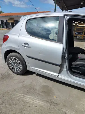 Foto de PUERTA TRASERA DERECHA PEUGEOT 207 1.6 16V HDi (90 CV / 66 KW) referencia 9008S6