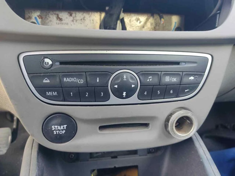 Foto de SISTEMA AUDIO / RADIO CD RENAULT MEGANE III SPORT TOURER 1.6 16V (110 CV / 81 KW) referencia 281150030R
