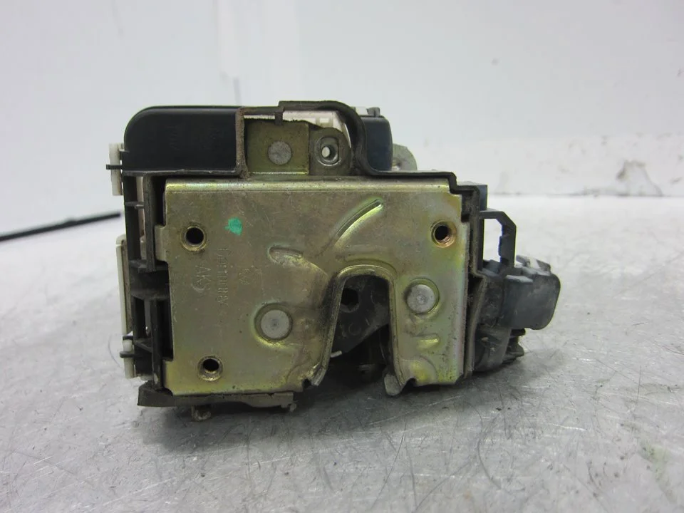 Foto de CERRADURA PUERTA TRASERA IZQUIERDA VOLKSWAGEN GOLF III (1H1)(11.1991) 2.0 (116 CV / 85 KW) referencia 1H4862153