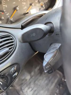 Foto de MANDO INTERMITENTES FORD FOCUS FAMILIAR (CAK) 1.8 TDCi Turbodiesel CAT (116 CV / 85 KW)