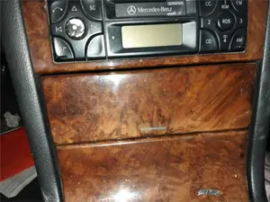 Foto de GUANTERA MERCEDES-BENZ CLASE E (BM 210) BERLINA