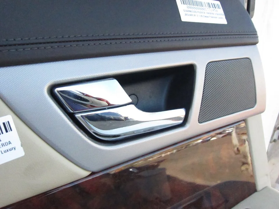 Foto de MANETA INTERIOR TRASERA IZQUIERDA JAGUAR XF 2.7 V6 Diesel CAT (207 CV / 152 KW)
