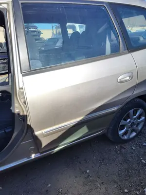 Foto de PUERTA TRASERA IZQUIERDA KIA CARENS (RS) 1.8 16V CAT (126 CV / 93 KW)