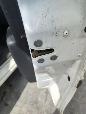 Foto de CERRADURA PUERTA DELANTERA DERECHA RENAULT CLIO III 1.2 16V (75 CV / 55 KW)