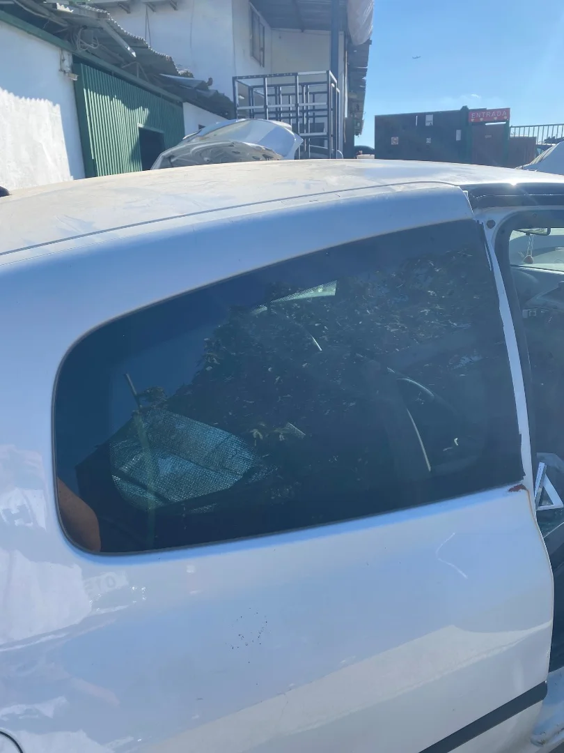 Foto de LUNA CUSTODIA TRASERA DERECHA RENAULT CLIO III 1.5 dCi Diesel (68 CV / 50 KW)