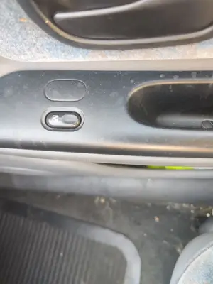 Foto de MANDO ELEVALUNAS DELANTERO DERECHO RENAULT LAGUNA (B56) 2.0  (113 CV / 83 KW)
