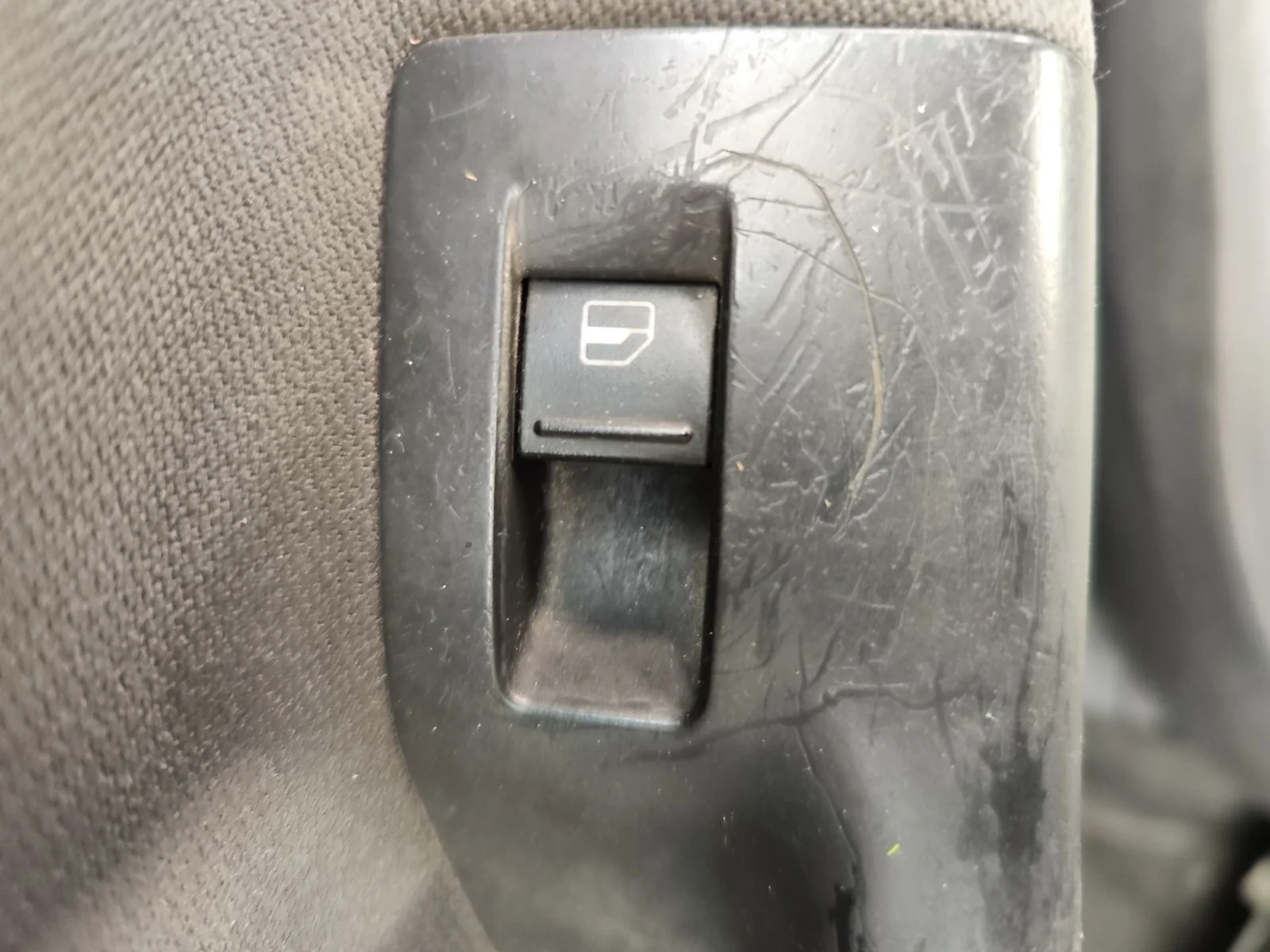 Foto de MANDO ELEVALUNAS TRASERO DERECHO VOLKSWAGEN GOLF PLUS V (5M1) 1.9 TDI (105 CV / 77 KW)