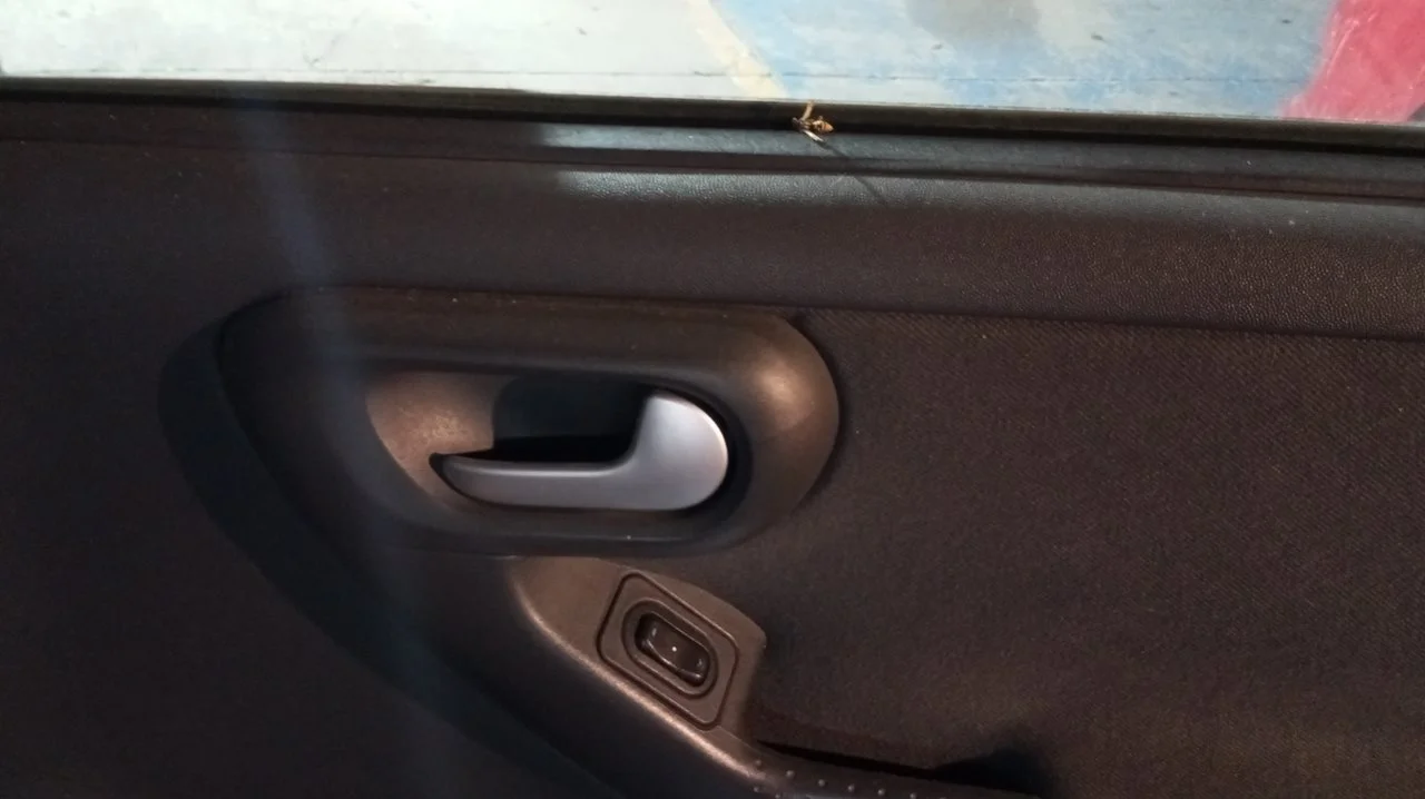 Foto de MANETA INTERIOR DELANTERA DERECHA OPEL CORSA C 1.2 16V CAT (Z 12 XE / LW4) (75 CV / 55 KW) referencia 13110957