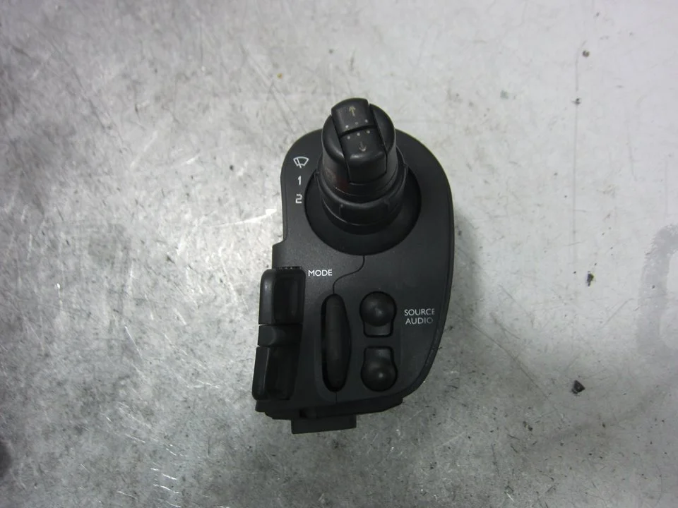 Foto de MANDO LIMPIA RENAULT CLIO III 1.2 (75 CV / 55 KW) referencia 88103009200