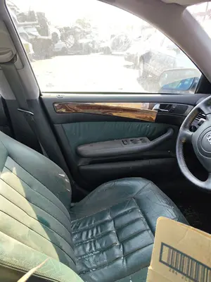 Foto de GUARNECIDO PUERTA DELANTERA IZQUIERDA AUDI A6 BERLINA (4B2) 2.5 V6 24V TDI (150 CV / 110 KW)