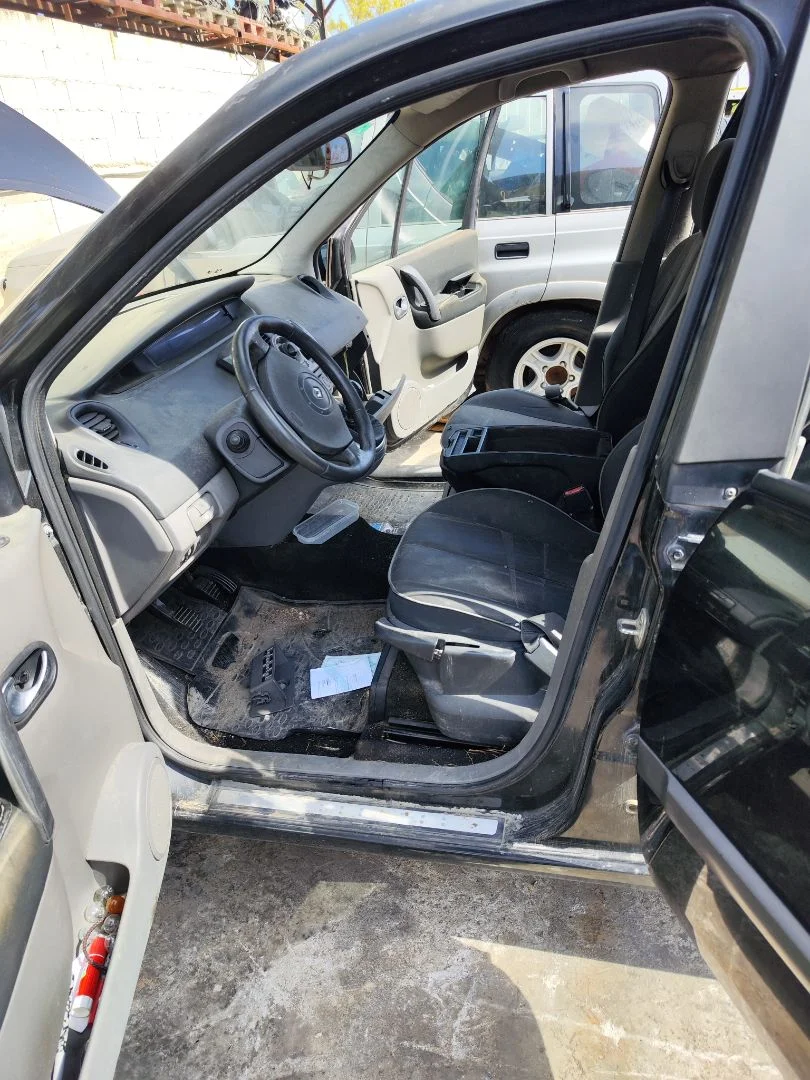 Foto de GOMAS CONTORNO PUERTA RENAULT SCENIC II (JM) 1.9 dCi Diesel (120 CV / 88 KW)