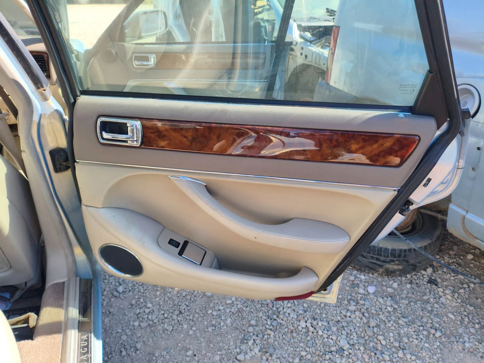 Foto de GUARNECIDO PUERTA TRASERA DERECHA JAGUAR XJ 3.2 CAT (211 CV / 155 KW)