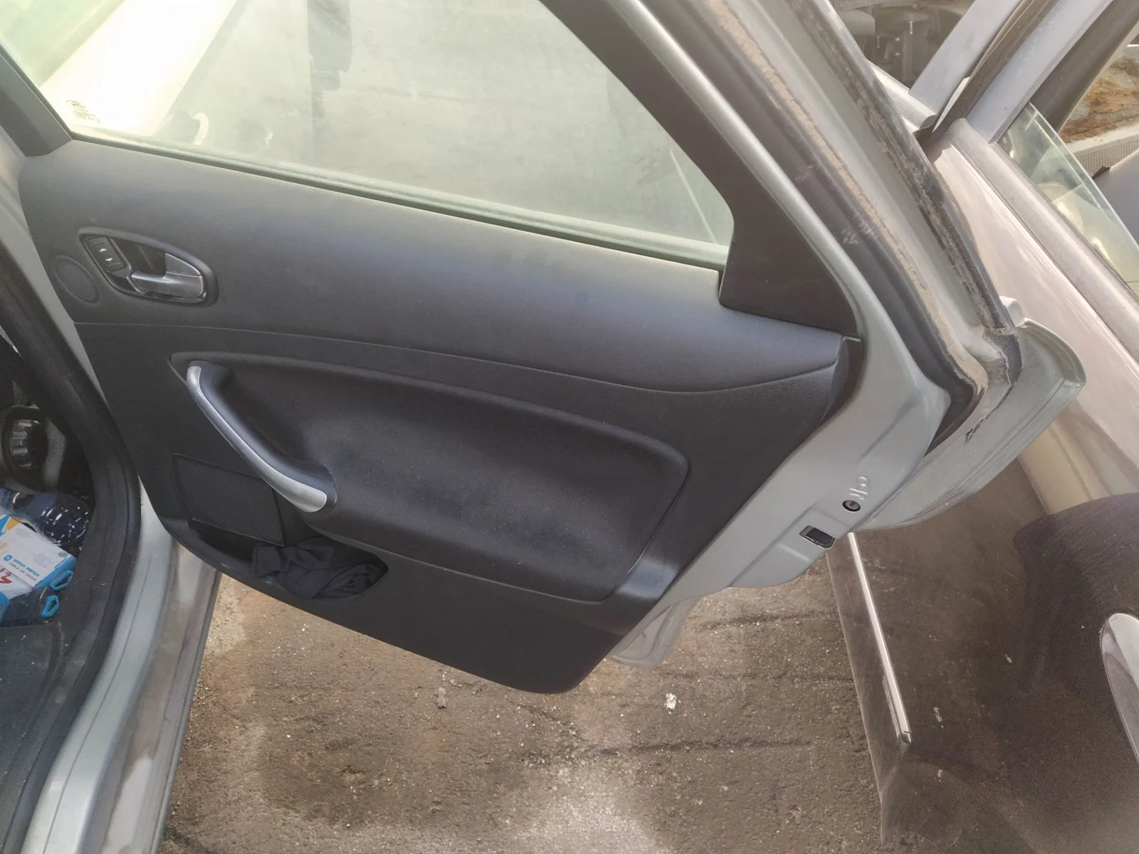 Foto de CERRADURA PUERTA TRASERA DERECHA FORD MONDEO BERLINA (CA2) 1.8 TDCi CAT (125 CV / 92 KW) referencia 1791403