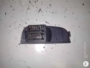 Foto de MANDO ELEVALUNAS DELANTERO IZQUIERDO RENAULT MEGANE I FASE 2 CLASSIC (LA...) 1.9 dTi Diesel (80 CV / 59 KW) referencia 8200181695 foto 4