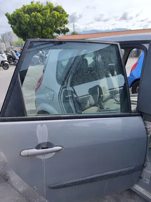 Foto de LUNA TRASERA DERECHA RENAULT SCENIC II (JM) 1.9 dCi Diesel (120 CV / 88 KW) referencia 8200120610