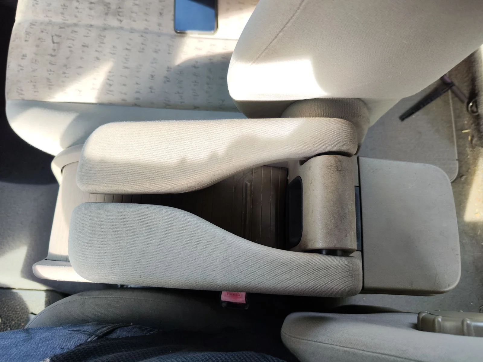 Foto de APOYABRAZOS CENTRAL RENAULT SCENIC II (JM) 1.9 dCi Diesel (120 CV / 88 KW)