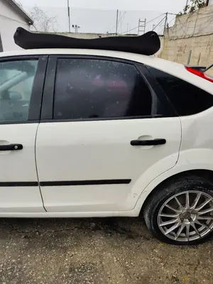 Foto de PUERTA TRASERA IZQUIERDA FORD FOCUS BERLINA (CAP) 1.6 TDCi CAT (90 CV / 66 KW)