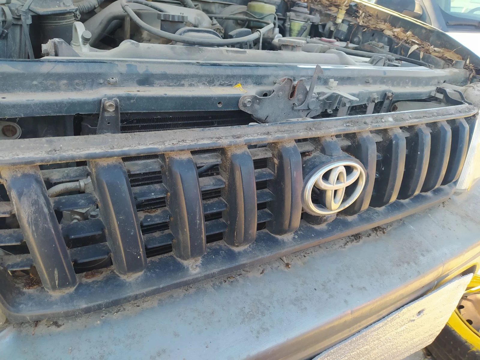 Foto de REJILLA DELANTERA TOYOTA LAND CRUISER (J9) 3.0 Turbodiesel (125 CV / 92 KW)