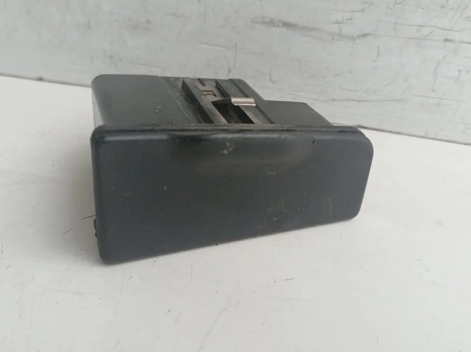 Foto de CENICERO AUDI A8 (D2) referencia 4D0857406B